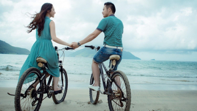 Coppia innamorata in bici in riva al mare - &copy; Pixabay