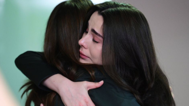 Oylum Yenersoy (Feyza Sevil G&uuml;ng&ouml;r) abbraccia sua madre G&uuml;zide (Vahide Per&ccedil;in) &copy; Aldatmak (Tradimento) Mediaset