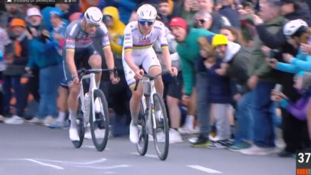 Tadej Pogacar e Mathieu Van der Poel alla Milano Sanremo - &copy; Screenshot Eurosport