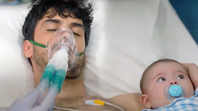 Behram Dicleli (Aras Aydın) insieme al piccolo Can &copy; Aldatmak (Tradimento)