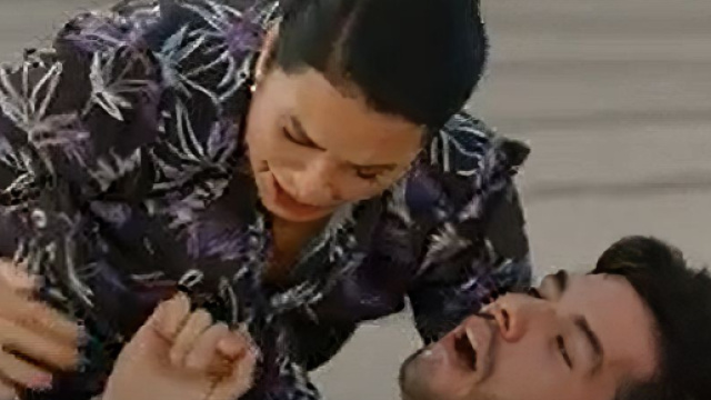 Mualla Dicleli (Nursel K&ouml;se) stringe Behram Dicleli (Aras Aydın) dopo che gli hanno sparato &copy; Aldatmak (Tradimento) Mediaset