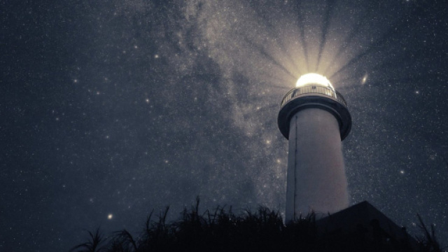 Faro che illumina il cielo stellato &copy; Pixabay