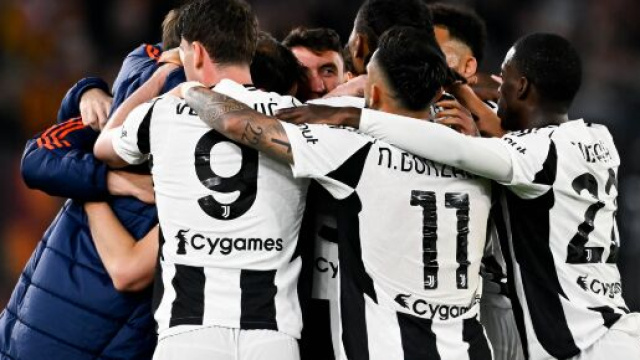 La squadra festeggia dopo una vittoria &copy; Juvemtus FC