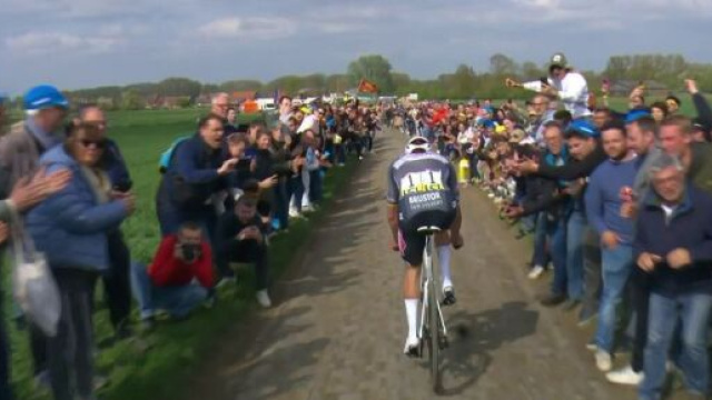 Ciclismo, Mathieu Van der Poel centrato dalla borraccia - &copy; Screenshot Eurosport.