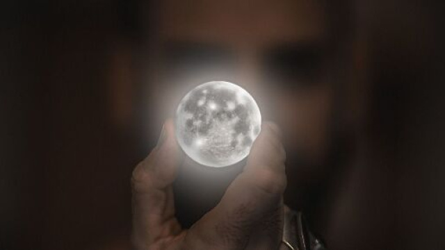 Figura che tiene in mano la luna &copy; Pixabay