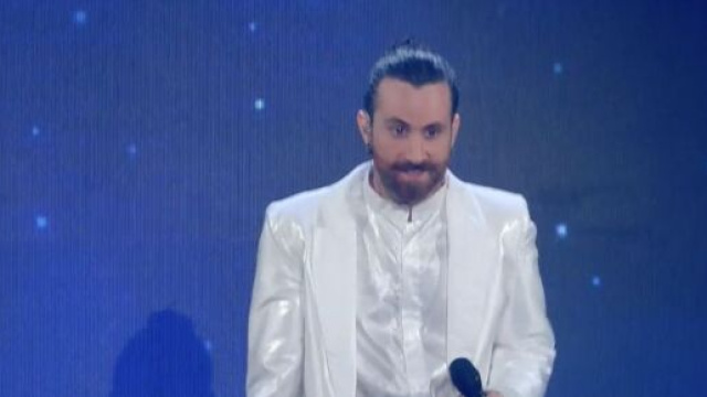 Lo scrittore, poeta e cantautore Gio Evan - Screenshot &copy; Rai