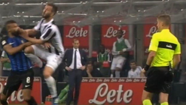 Il contatto con protagonista Miralem Pjanić in Inter vs Juventus del 2018 - Screenshot &copy; Youtube