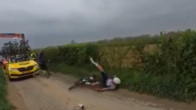 La caduta di Silvan Dillier alla Roubaix - &copy; Youtube HLN.