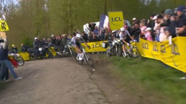 La caduta di Tadej Pogacar - &copy; Screenshot Eurosport