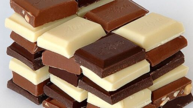 Cioccolato al latte, bianco e fondente &copy; Wikipedia