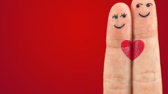 Due figure innamorate disegnate sulle dita &copy; Pixabay.
