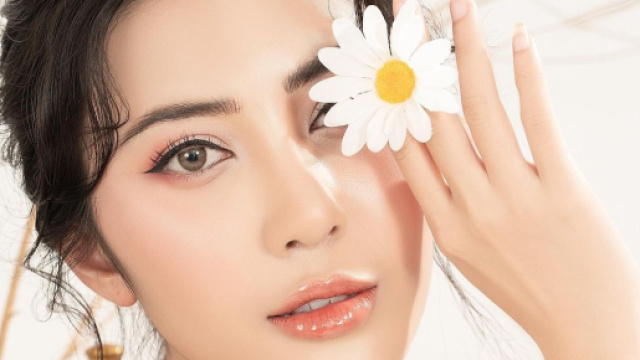 Volto di donna con fiore &copy; Immagine di Pixabay