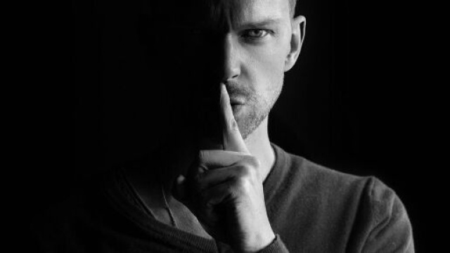 Uomo che zittisce l'interlocutore &copy; Pixabay