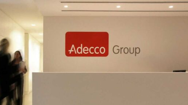 Postazione con logo Agenzia Adecco &copy; Adecco