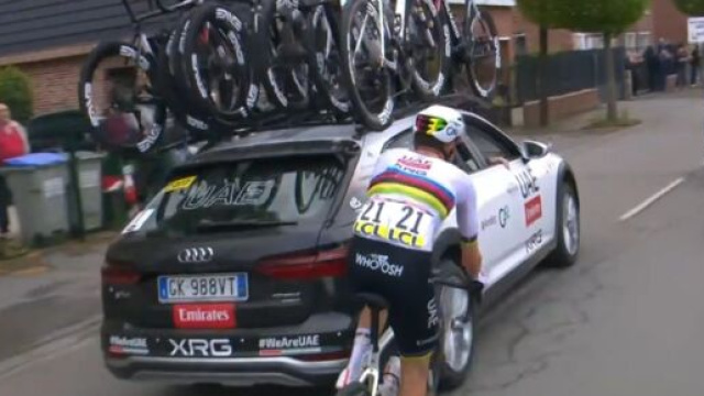 Ciclismo, Tadej Pogacar e l'amiraglia della UAE - &copy; Screenshot Eurosport