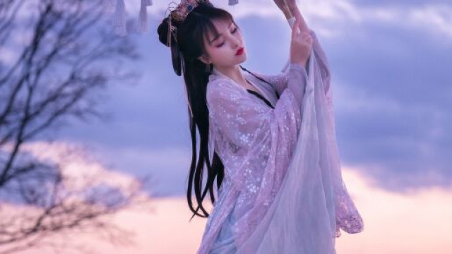 Ragazza in hanfu &copy; Immagine di Pixabay,