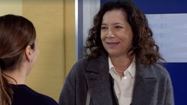 Di spalle, l'infermiera Ada (Annalisa Pennino, in primo piano Agata Rolando (Maria Cristina Mastrangeli) &copy; Un Posto al Sole Rai