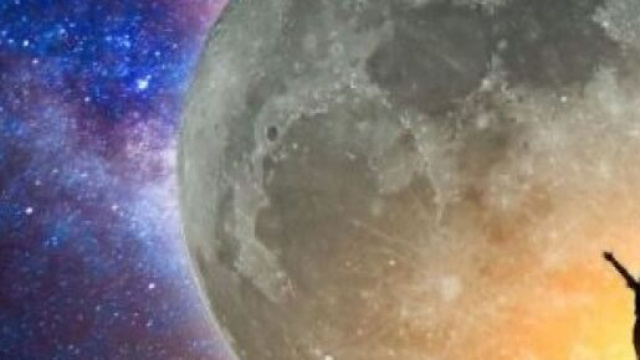 Figura che osserva la luna e le stelle dell'oroscopo &copy; Pixabay