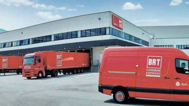 Filiali e mezzi con logo &copy; BRT.