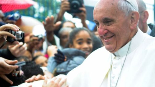 Papa Francesco visita una favela in Brasile- &copy; Immagine di Wikipedia