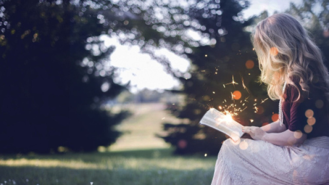 Donna legge un libro magico - &copy; Pixabay.