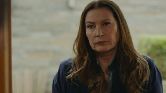 Vahide Percin (Guzide) in una scena di Tradimento. Screenshot Aldatmak &copy; Atv
