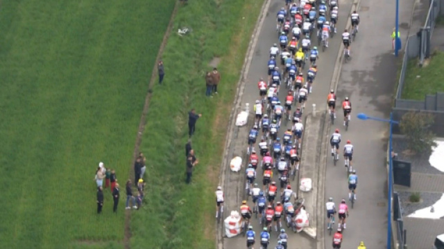 Caduta in gruppo alla Parigi-Roubaix 2025 - Screenshot &copy; Eurosport