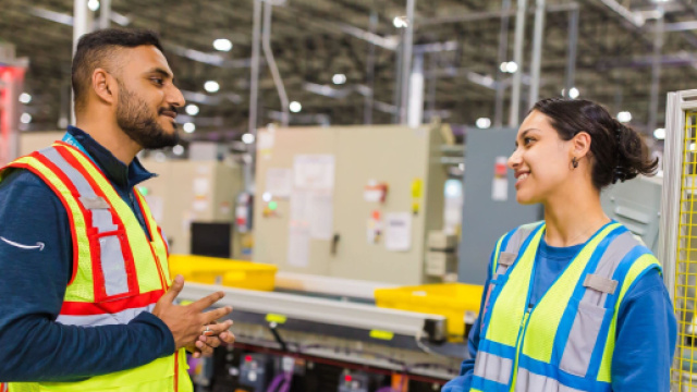 Lavoratori in un magazzino Amazon - &copy; Amazon.