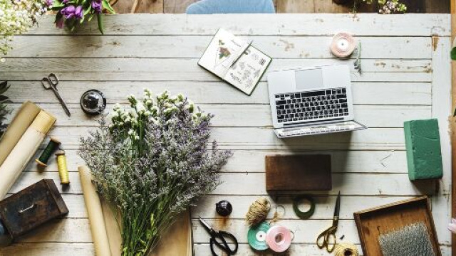 Tavolo, fiori e computer &copy; Immagine di Pixabay