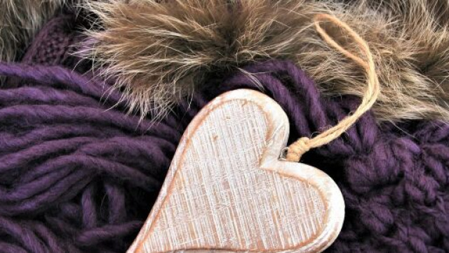 Un cuore legato a un abito (&copy; Pixabay)