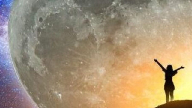 Donna che osserva la luna e le stelle dell'oroscopo &copy; Pixabay