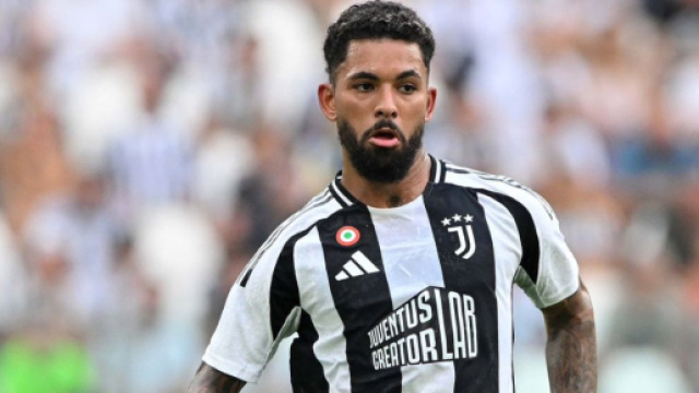 Il centrocampista Douglas Luiz &copy; Juventus FC
