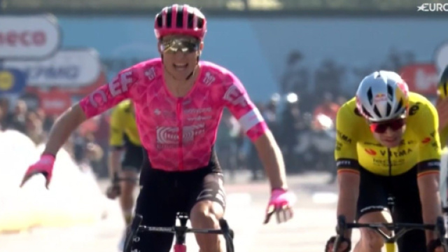 L'arrivo della Dwars door Vlaanderen &copy; Screenshot Eurosport