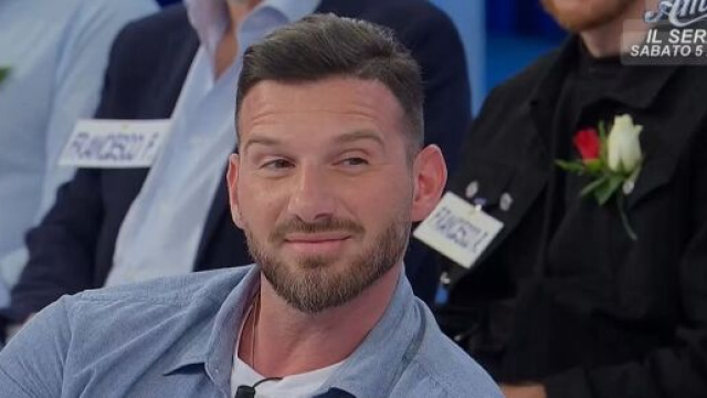 Il cavaliere Damiano in una puntata di Uomini e donne &copy; Mediaset.