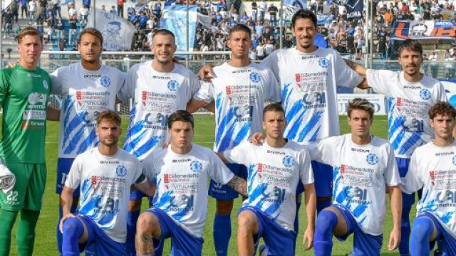 La formazione dell'Andria durante una foto di rito &copy; profilo facebook Andria Calcio