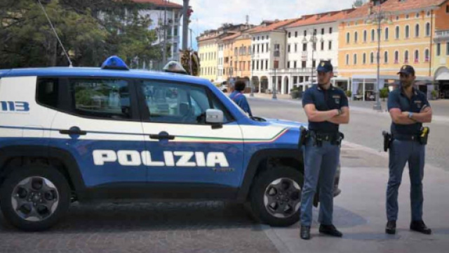 Poliziotti in servizio - &copy; Polizia di Stato.