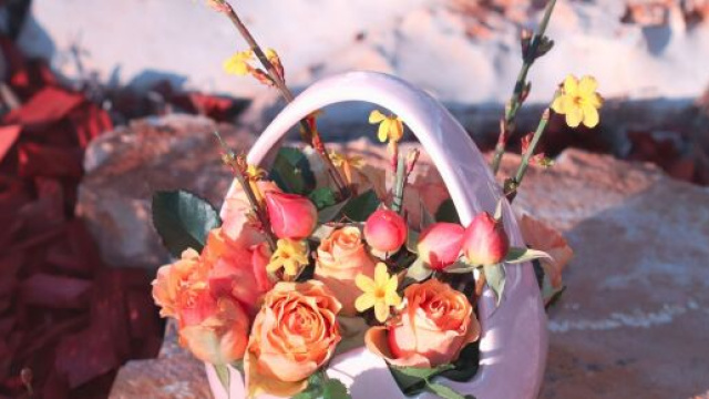 Cestino pasquale con rose rosa e arancio &copy; Pixabay
