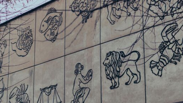 Parete con disegnati segni zodiacali- &copy; Pexels
