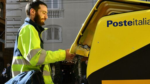Un postino all'opera - Foto &copy; Poste Italiane.