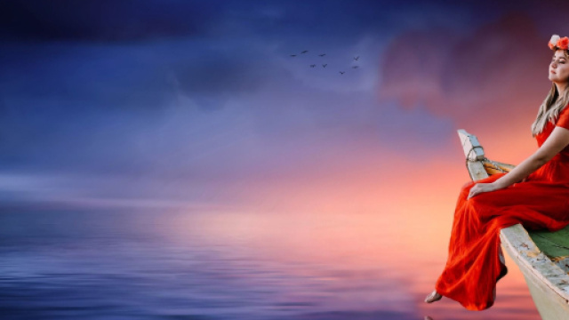 Fanciulla con vestito rosso e ghirlanda di rose osserva il mare - &copy; Pixabay