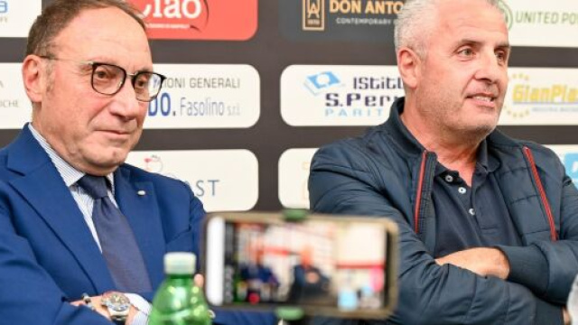 A destra Il presidente Raffaele Stella a sinistra il capo dell'ufficio stampa molosso Nello Ferrigno. Fonte:Nocerina calcio