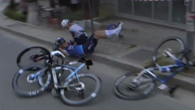 La caduta di Mikel Landa - &copy; Screenshot Eurosport