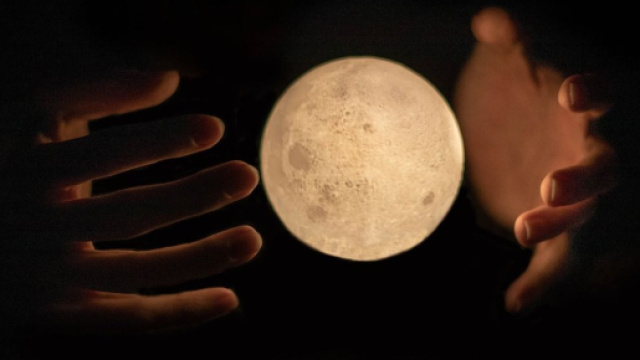 Mani con Luna piena - &copy; Pixabay