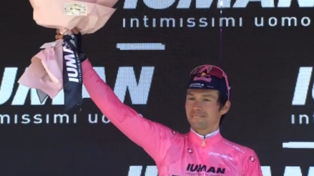 Primož Roglič in maglia rosa - &copy; Screenshot Eurosport