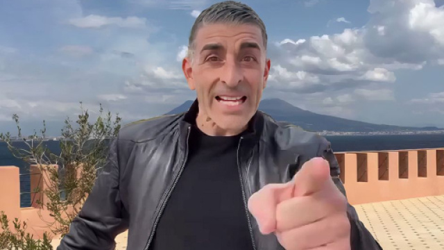 Simone Di Pasquale &copy; IG official sullo sfondo di Palazzo Palladini &copy; Un Posto al Sole Rai