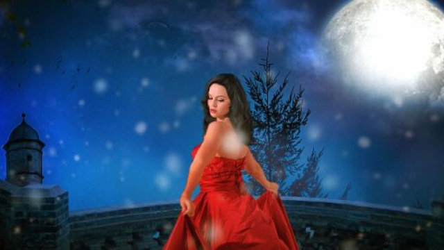 Donna in rosso con luna piena sullo sfondo - &copy; Pixabay