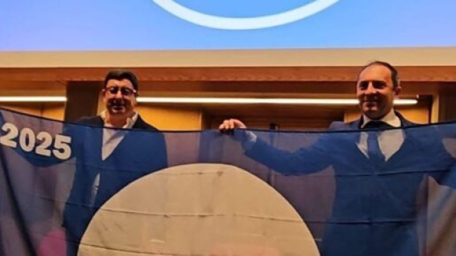 Il sindaco di Formia Gianluca Taddeo accanto al vice sindaco con in mano la Bandiera Blu - Foto Profilo Facebook &copy; Comune di Formia