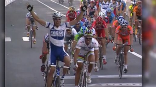 La vittoria di Petacchi nella tappa di Lecce del Giro 2003 - &copy; Screenshot Eurosport