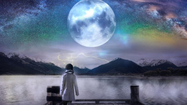 Donna che osserva le stelle &copy; Pixabay
