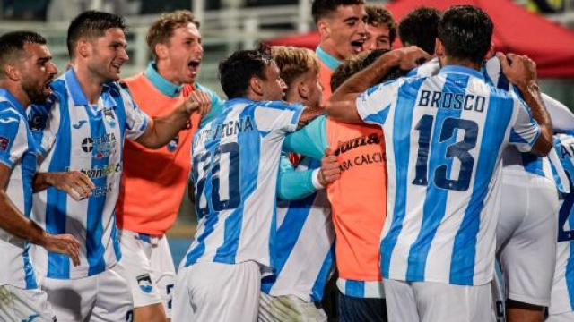 Il Pescara esulta dopo un gol &copy; Delfino Pescara 1936.